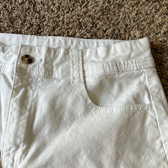Ladies white shorts - Picture 3 of 4
